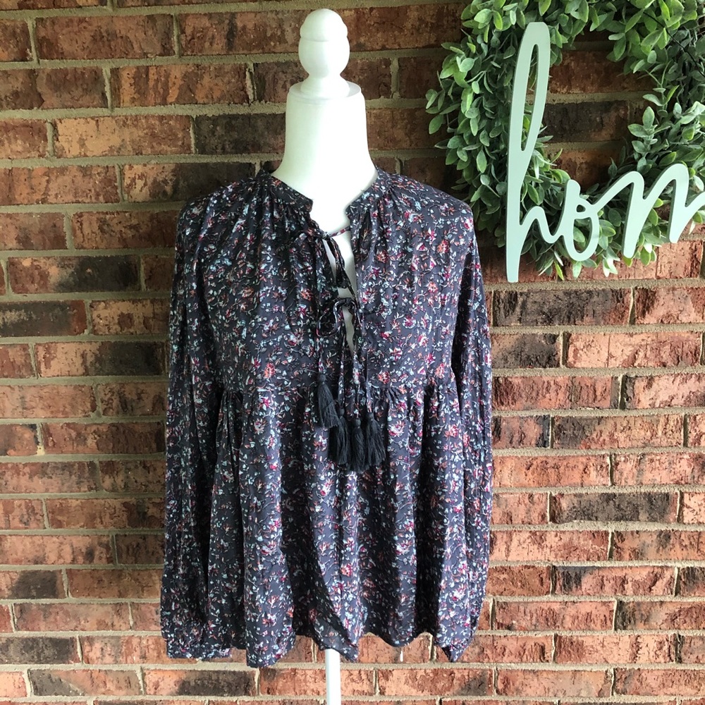 ✨5/$15 { LELA SKY } Gray Floral Boho Flowy Top